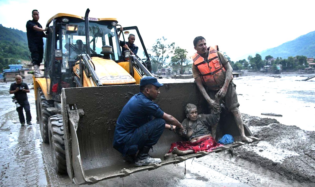 Foto editorial untuk berita 261 Wisatawan Asing Berhasil Diselamatkan Pascabanjir Bandang Nepal