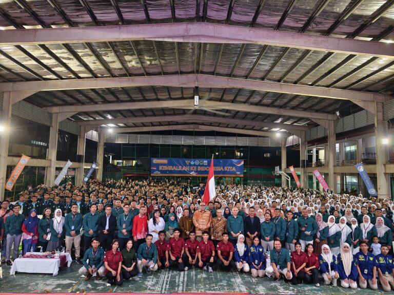 Foto editorial untuk berita 735 Anak Pekerja Migran Indonesia di Malaysia Terima Beasiswa Lanjutkan SMA di Tanah Air