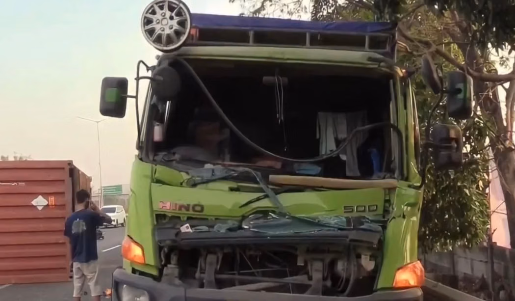 Foto editorial untuk berita Gagal Jaga Jarak Jadi Pemicu Kecelakaan Kontainer di Tol Wiyoto Wiyono