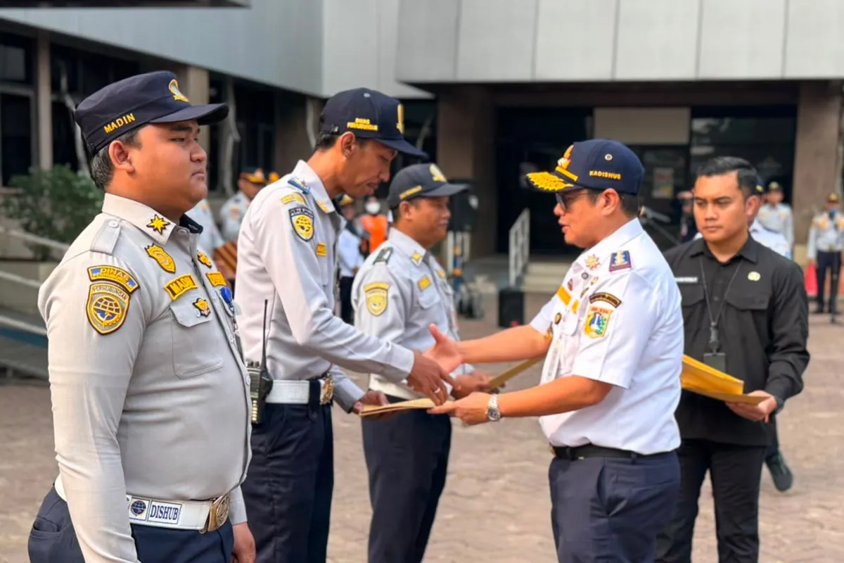 Foto editorial untuk berita Empat Petugas Dishub DKI Jakarta Raih Penghargaan Usai Gagalkan Penjambretan di HBKB Rasuna Said