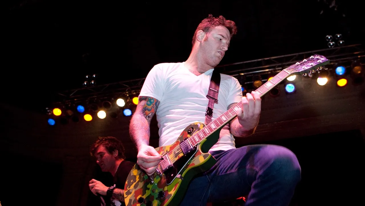 Foto editorial untuk berita Gitaris New Found Glory Chad Gilbert Meninggal Dunia di Usia 45 Tahun