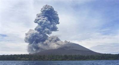 Foto editorial untuk berita Erupsi Gunung Anak Krakatau Tutup Bandara Radin Inten II, Abu Vulkanik Guyur Lampung