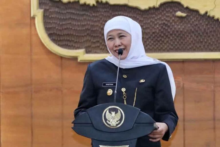 Foto editorial untuk berita Khofifah Targetkan Embarkasi Bandara Dhoho Kediri Beroperasi pada 2027