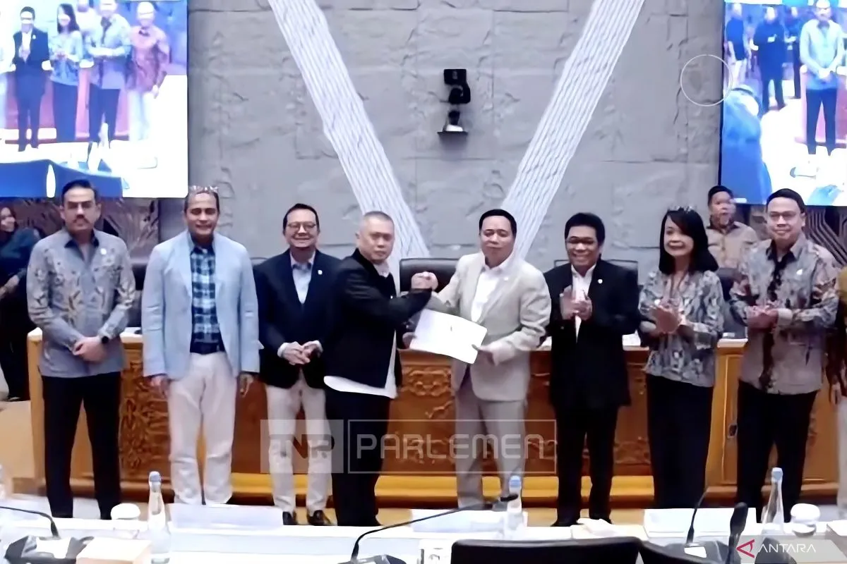 Foto editorial untuk berita Komisi V DPR Mulai Bahas RUU Perubahan Ketiga UU LLAJ Bersama Pemerintah