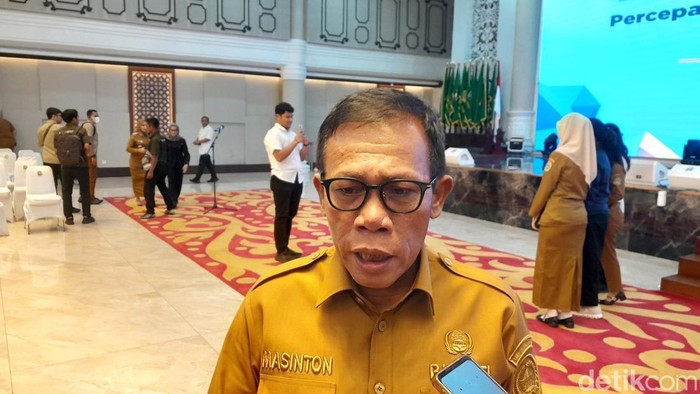 Foto editorial untuk berita Lima Partai Politik Ancam Pemakzulan Bupati Tapanuli Tengah Masinton Pasaribu