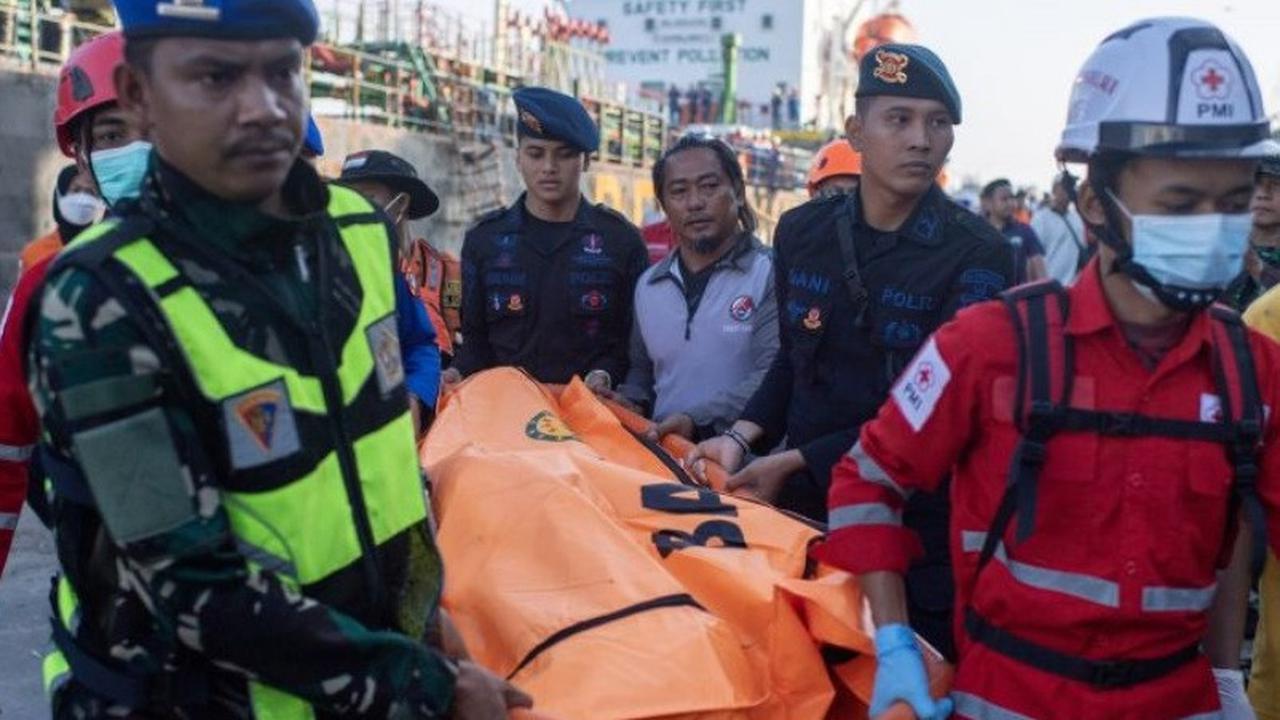 Foto editorial untuk berita Tim SAR Evakuasi 114 Korban Kecelakaan Kapal Virgo, Enam Orang Meninggal Dunia