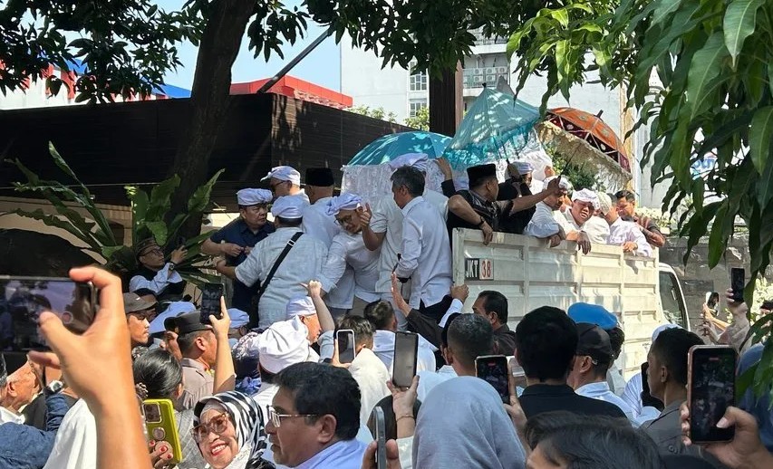 Foto editorial untuk berita Jenazah Rachmat Gobel Diberangkatkan ke TMP Kalibata
