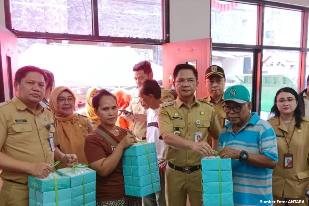 Foto editorial untuk berita Pemkot Jakarta Selatan Salurkan Bantuan untuk Penyintas Kebakaran Menteng Atas