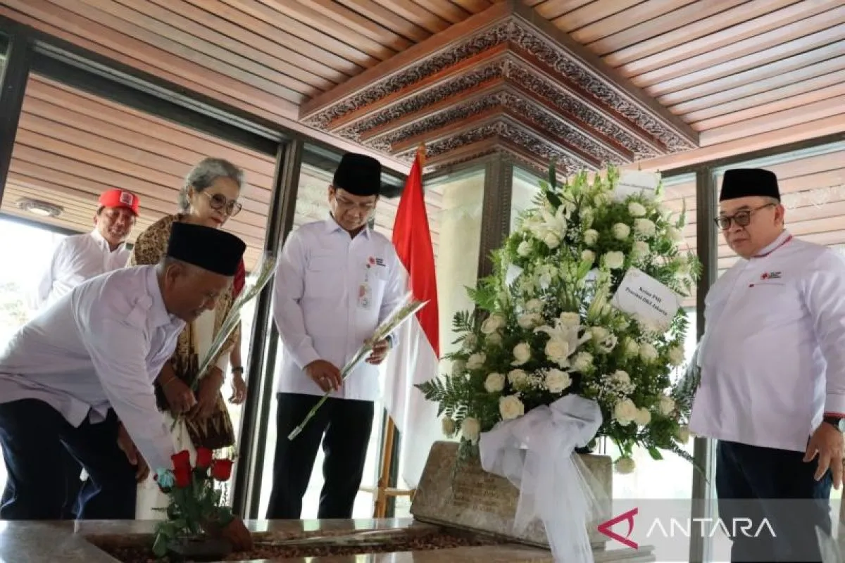 Foto editorial untuk berita PMI DKI Jakarta dan Pemkot Jaksel Gelar Ziarah ke Makam Bung Hatta di Tanah Kusir