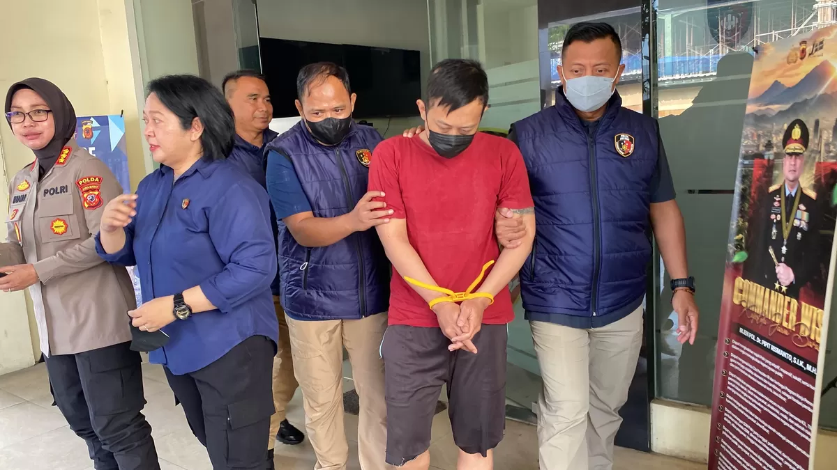 Foto editorial untuk berita Polda Jabar Serahkan Tersangka Penyekapan Taufik Hidayat ke Kejaksaan