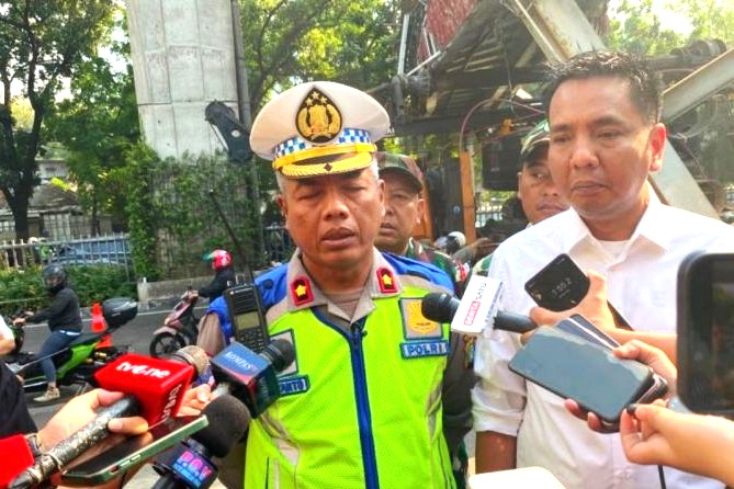 Foto editorial untuk berita Polisi Amankan Sopir Truk Alat Berat yang Tersangkut di JPO Tendean