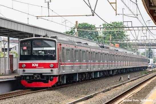 Foto editorial untuk berita Perjalanan KRL Tangerang-Duri dan Bandara Soekarno-Hatta Terganggu Akibat Vandalisme