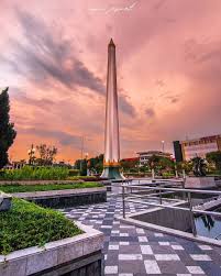 Foto editorial untuk berita Senja di Tugu Pahlawan Surabaya Jadi Ruang Cangkrukan dan Ingatan Kota