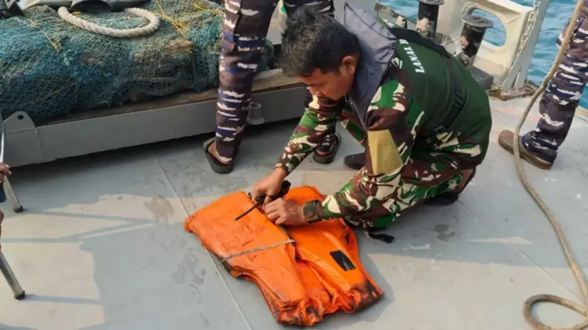 Foto editorial untuk berita Polda Banten: Jeriken dan Pelampung di Selat Sunda Bukan Milik Lima Jurnalis Hilang